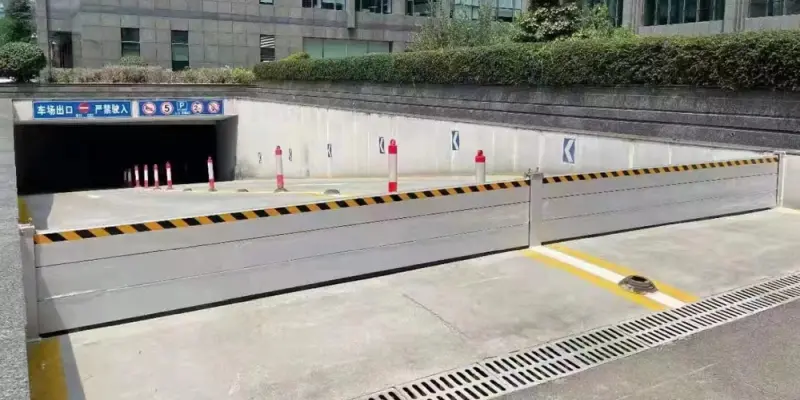 aluminum flood barrier with center post