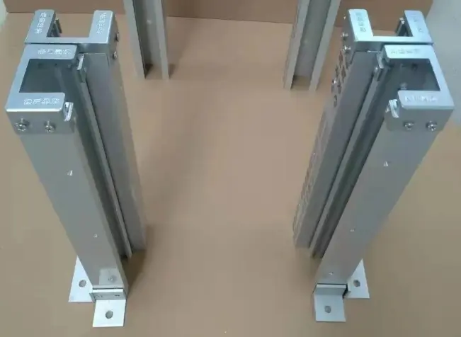 aluminum flood barrier with support on plank