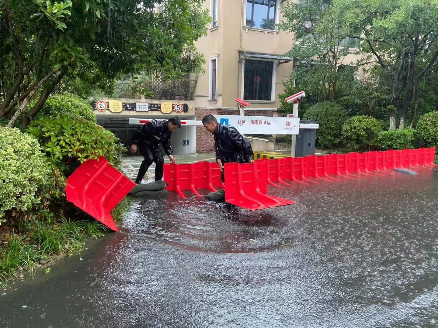 Denilco flood barrier for garage - 2